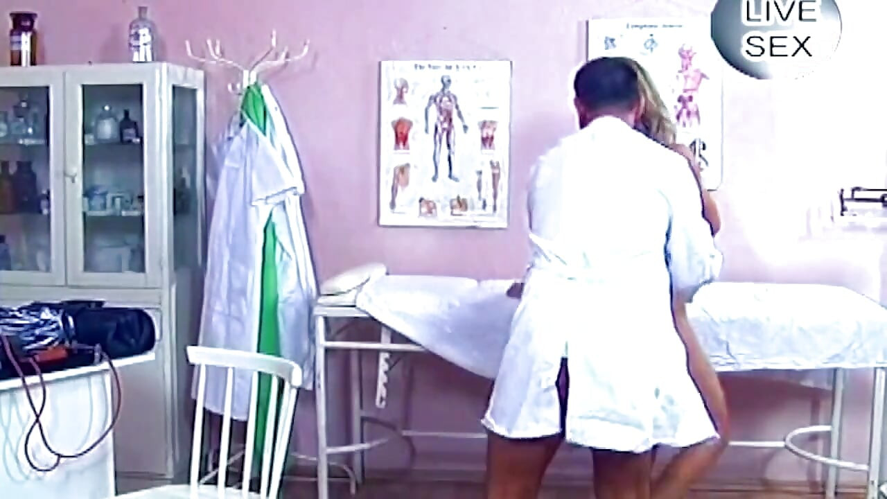 Pasien rambut pirang nyepong kontol dokter sebelum dientot habis-habisan di lantai