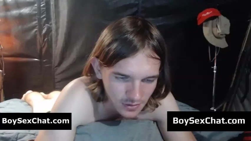 Typ mit blauen Augen masturbiert live