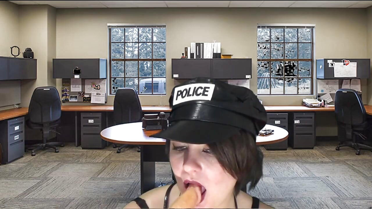 Policial chupando pau preso