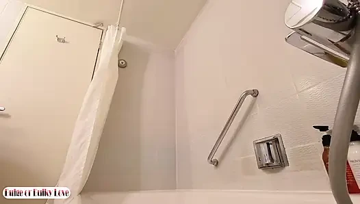 Pertemuan cewek dengan tubuh aduhai ini dipijat dengan nikmat, sambil sepong kontl dengan nikmat