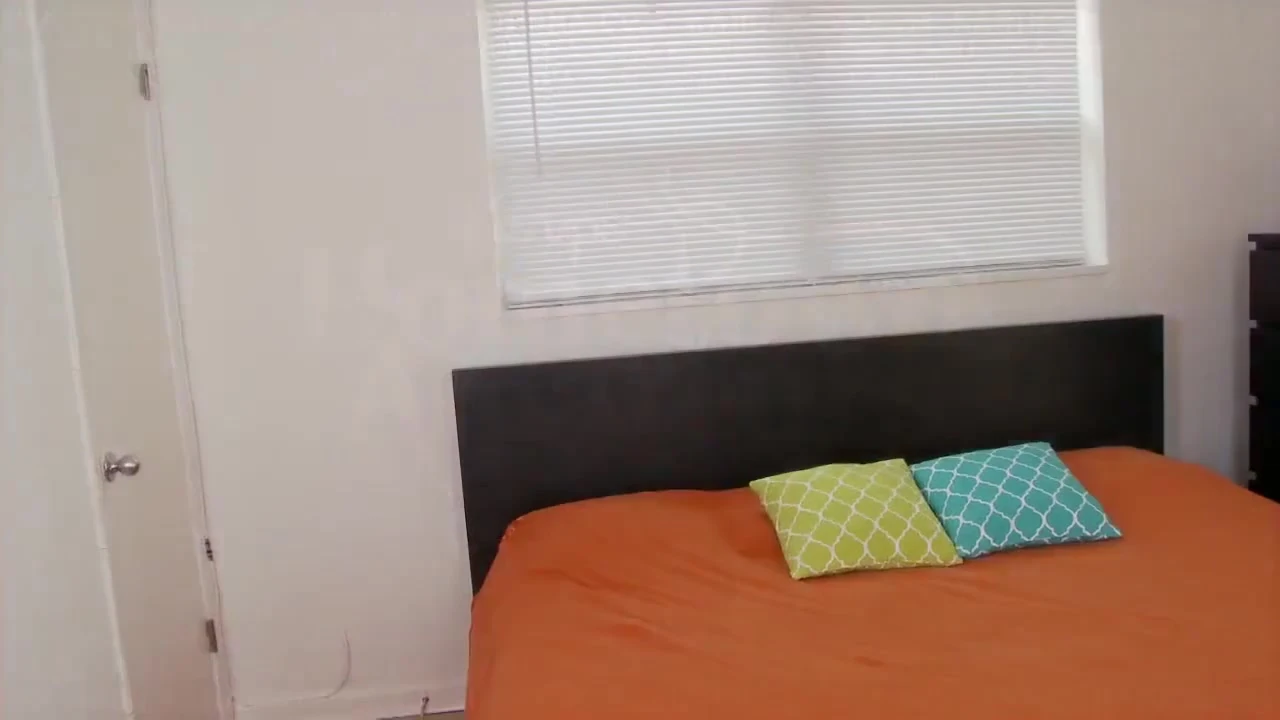 Lily kendini parmaklıyor