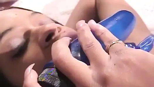 Красивая чернокожая крошка играет с несколькими игрушками