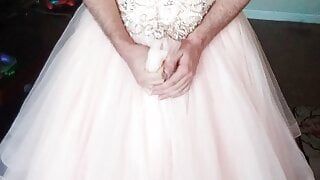 Usando y disfrutando de un hermoso vestido de quinceañera rosa