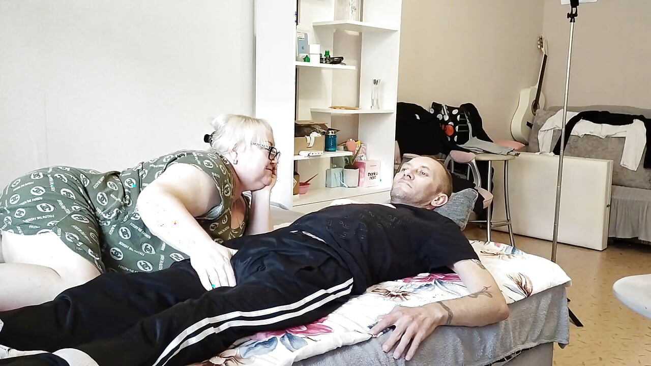 صديقتي تمص كل قطرة أخيرة من المني