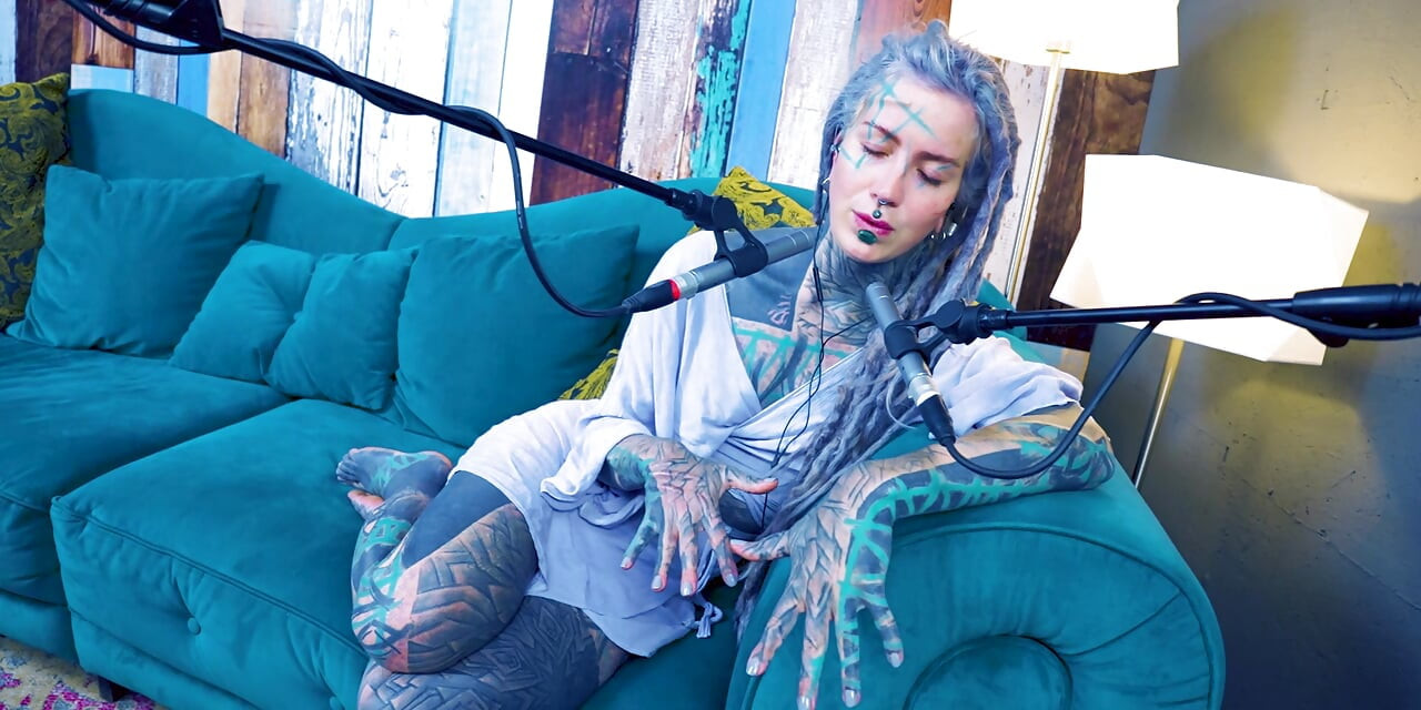 Ich spreche über S - Shame - ASMR podcast SFW spricht goth dünnes mädchen dreadlocks tattoo-modell inked mädchen