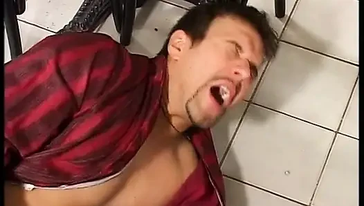 Schätzchen mit dicken möpsen fickt muschi