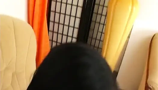 Brünette schönheit masturbiert, bevor sie einen blowjob in pov-action gibt