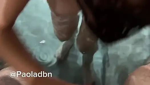 Nyepong kontol di jacuzzi