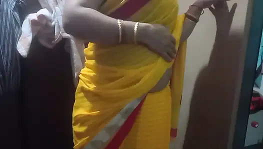 Индийская домохозяйка носит желтую сари.