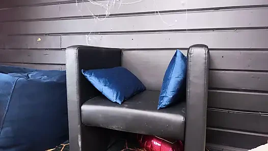 Eva Divas писает в юбке после работы