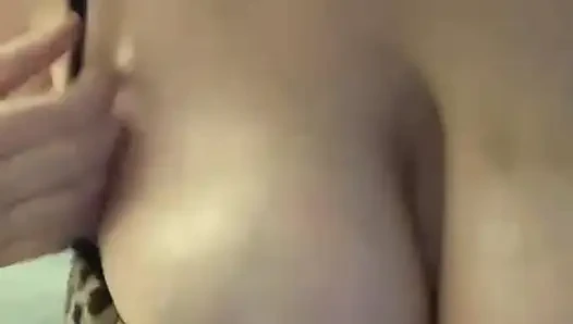 Aldatan orta yaşlı seksi kadın yatak odasında mastürbasyon yapıyor ve sonra kocasının en iyi arkadaşını merdivenlerden sikiyor