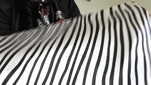 Saat hari paskah, kamu bisa ejakulasi di syal satinku, lady victoria valente