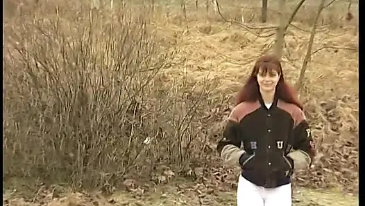 Sevimli kızıl saçlı genç kız oyuncu seçmelerinde vücudunu gösteriyor