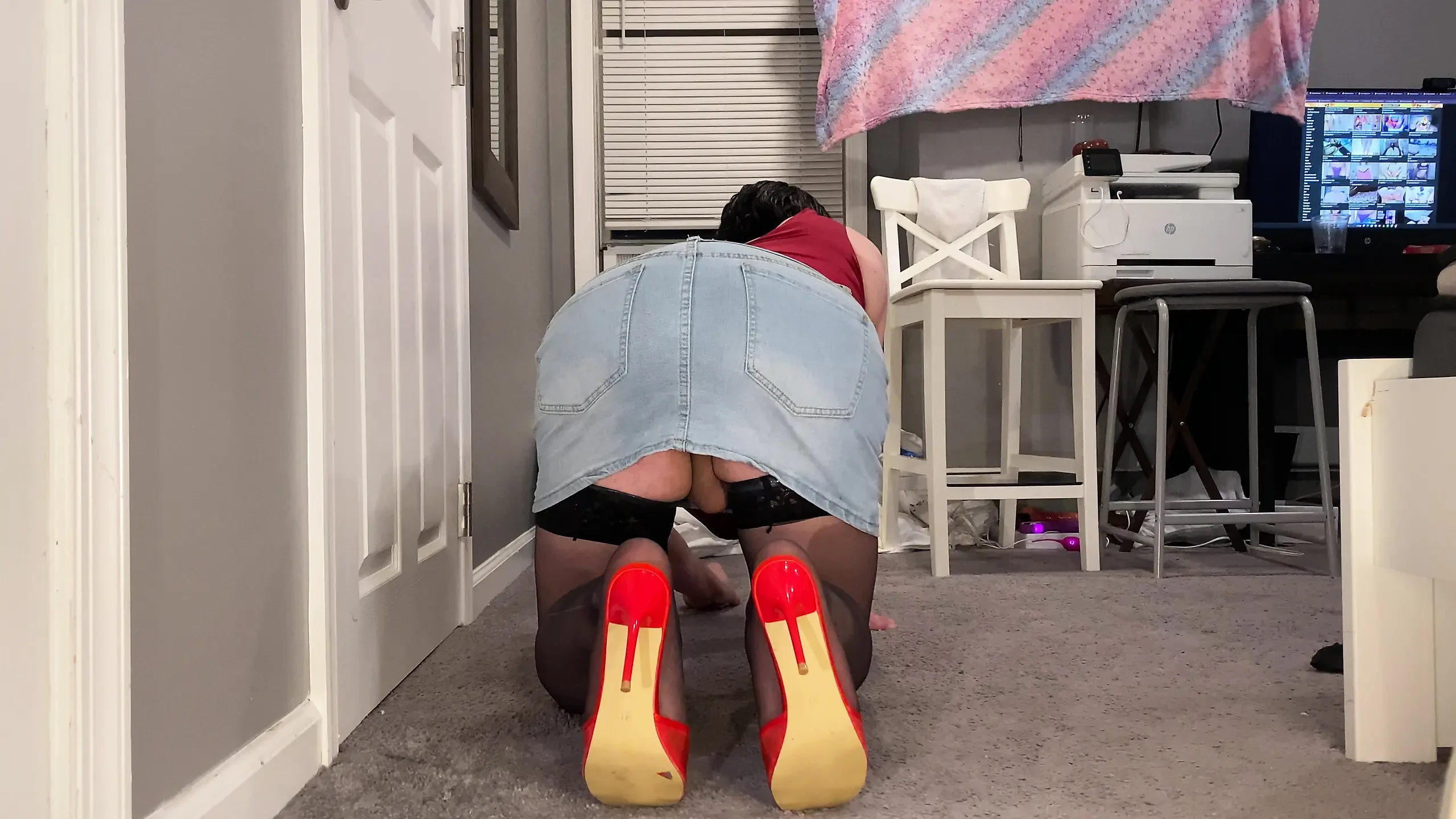 ऊँची एड़ी के जूते, स्टॉकिंग और मिनी स्कर्ट में सीडी