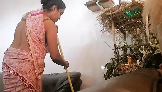 Hausmädchen bittet um gnade, um was meines zu stehlen