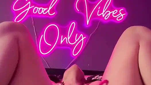 Ayak parmaklarını emiyor ve oyuncakla oynuyor