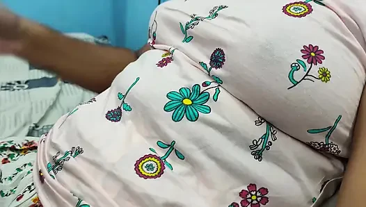 Etek içinde amcık yalama romantizmi ile göğüsler basıyor
