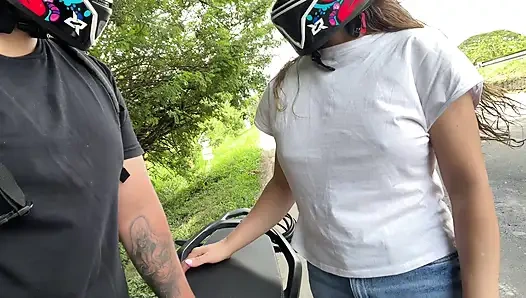 Ayah tiriku menjemputku pulang kuliah untuk mengajariku cara bercinta