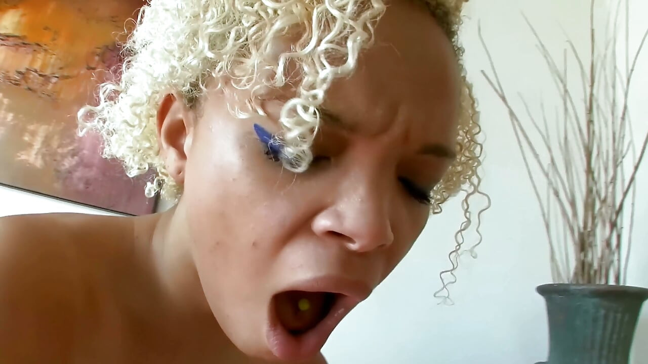 Poesje op poesje op het blanke dagbed - krullende blondine maalt haar doorboorde vriendin