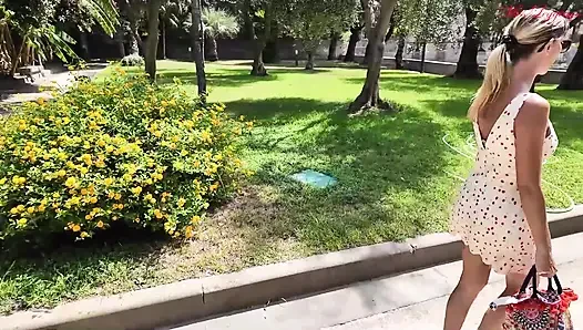 Heiße stiefmutter provoziert ihren naiven stiefbruer bei einem Spaziergang im Park. Wenn sie nach hause kommen, will die frau seinen schwanz