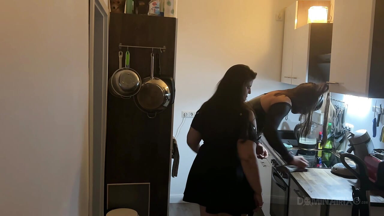 ยัดกําปั้นในครัว - สาวร่านผู้ใหญ่ยืดกว้าง
