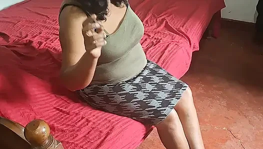 Stiefmutter probiert sexy Kleidung an und teasert ihren perfekten MILF-Körper