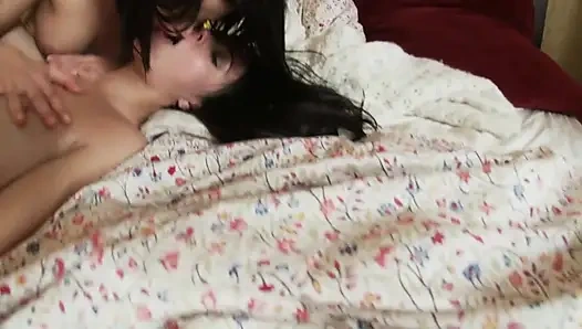 Zwei brünette lesben stecken doppeldildo in die muschi