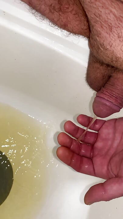 Pirsingli uyuşuk yumuşak yarak lavaboda altın sulu işiyor!