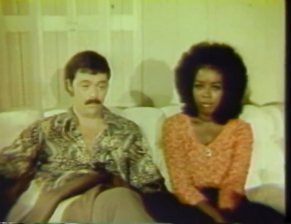 Black and white pussy licking in the bedroom