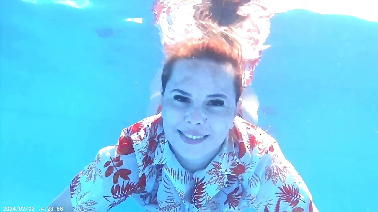 Largo aliento sosteniendo bajo el agua