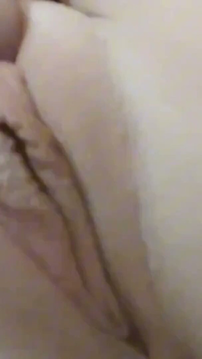 Una chica mojada tiene un orgasmo en la bañera, ¿te lo crees? | Clip 3
