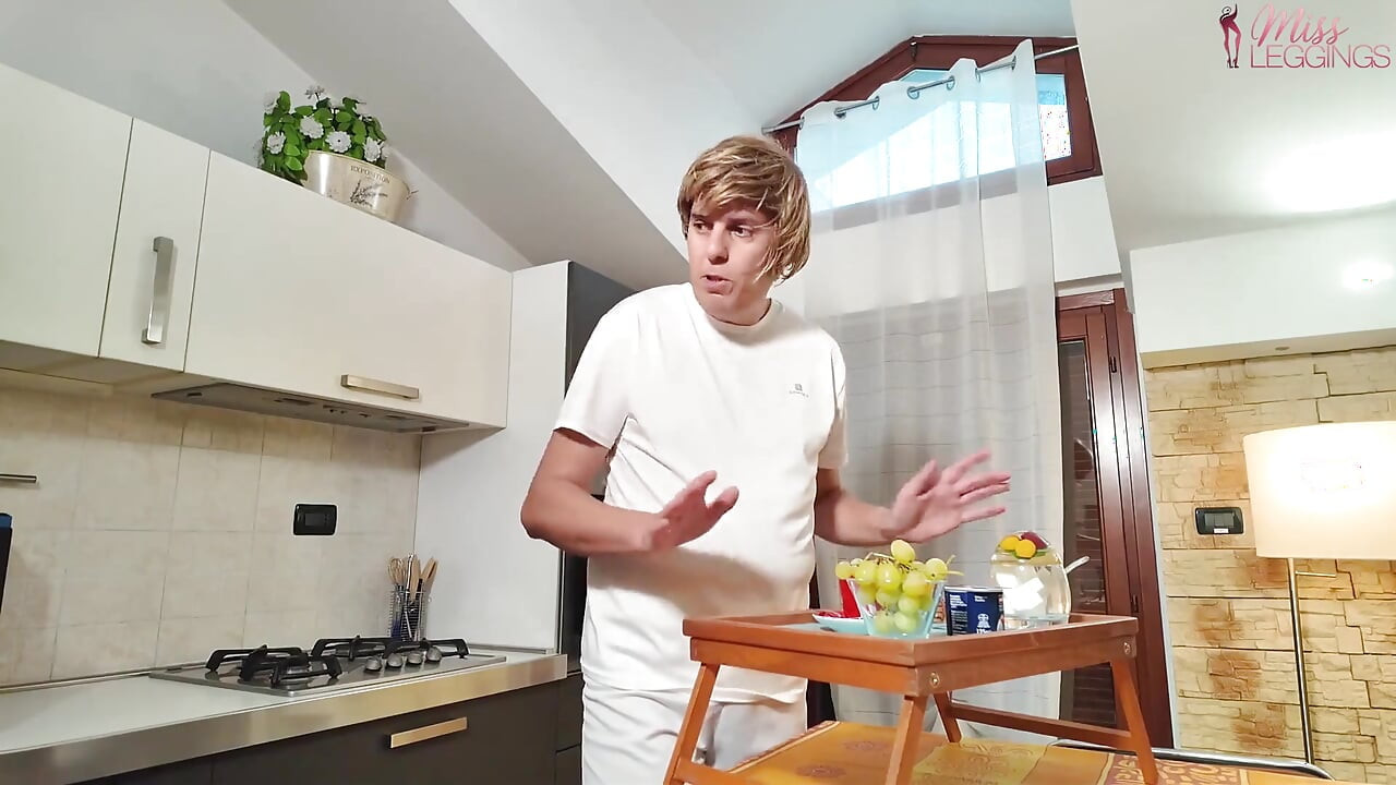 Den förvirrade styvmodern förstår senare att det inte var tjänaren som kom med frukost till henne på sängen utan den jungfrulige styvsonen
