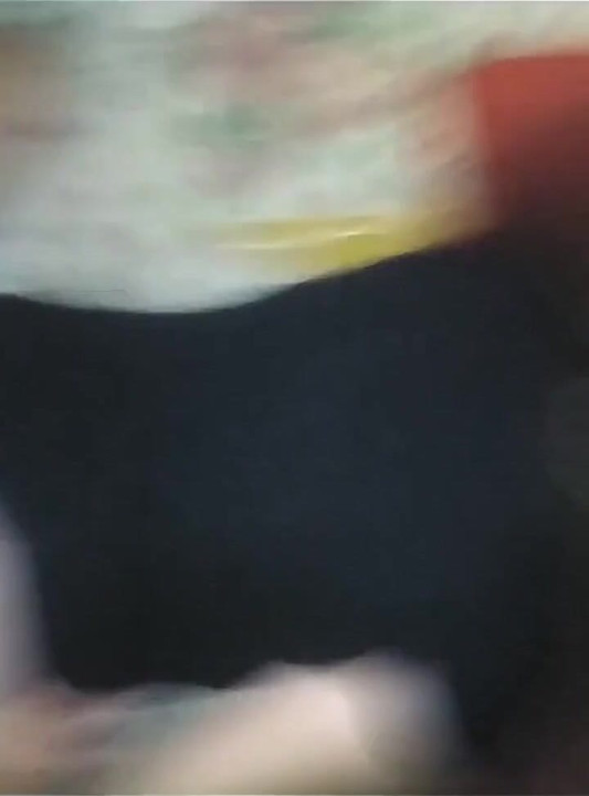 Mientras grababa con el teléfono celular la tomé del lado con su vestido negro levantado