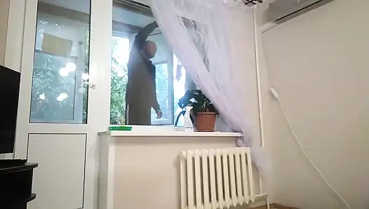 Я сосу хуй и дрочу на очиститель окна