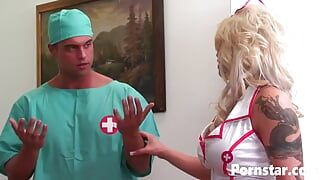 Brooke Haven, infirmière sexy, se tape son patient