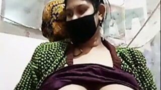Dolly bhabhi amamantando y masturbación con la mano 2