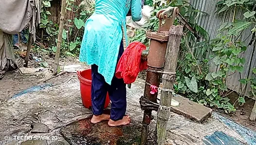 Убывает на улице в ванне в чистом поле