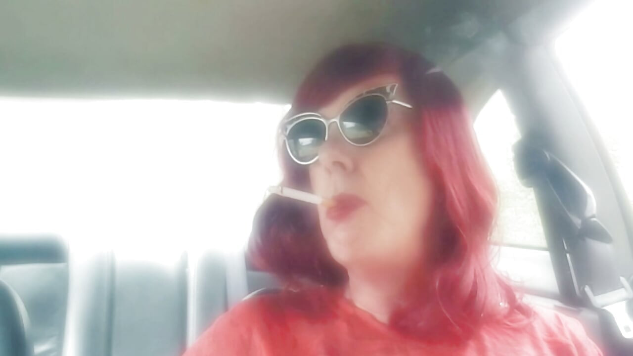 JOUW RODE HAREN TANTE RUTHIE VERNIETIGT EEN MARLBORO 100 IN HAAR AUTO