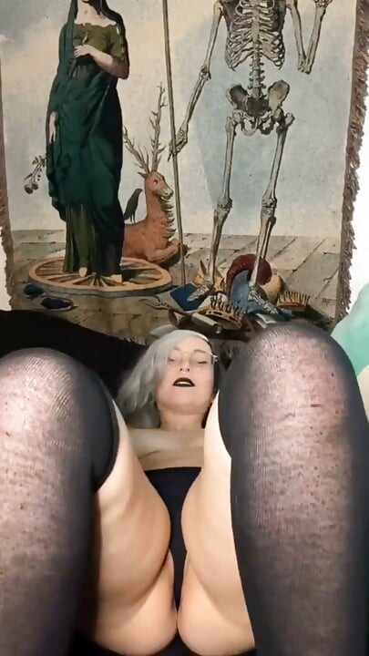 Full Nude Toying Big titty girl