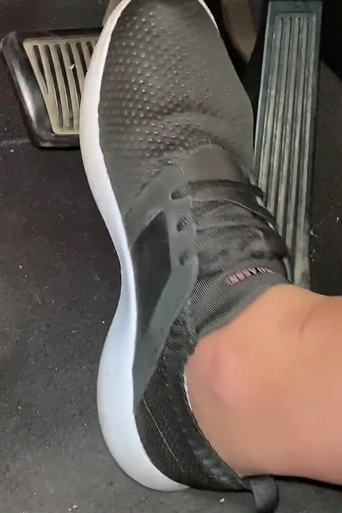 Pedal memompa dengan sepatu tenis oleh ivys feet