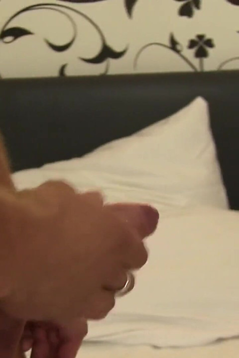 成熟したドイツのブロンディとのホットなアマチュアセックス