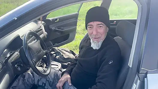 Blowjob di dalam mobil - aku pengen banget nyepong kontolmu sekarang juga, sampai crot di mulutku