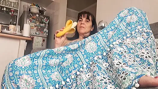 Милфа наказывает свою волосатую киску нежными поглаживами