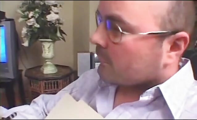 Nevaljala drolja dobija svoje lepo lice i šupak jebana od strane obdarenog pastuva