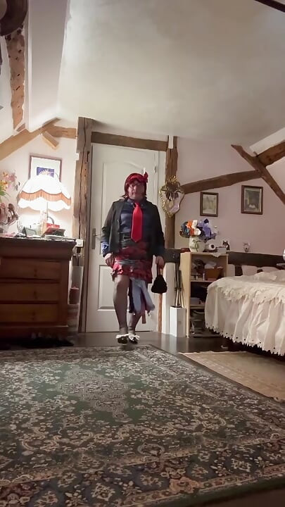 Indossa una minigonna floreale per una serata