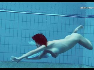 Gorąca nastolatka unterwasser pływa i paski