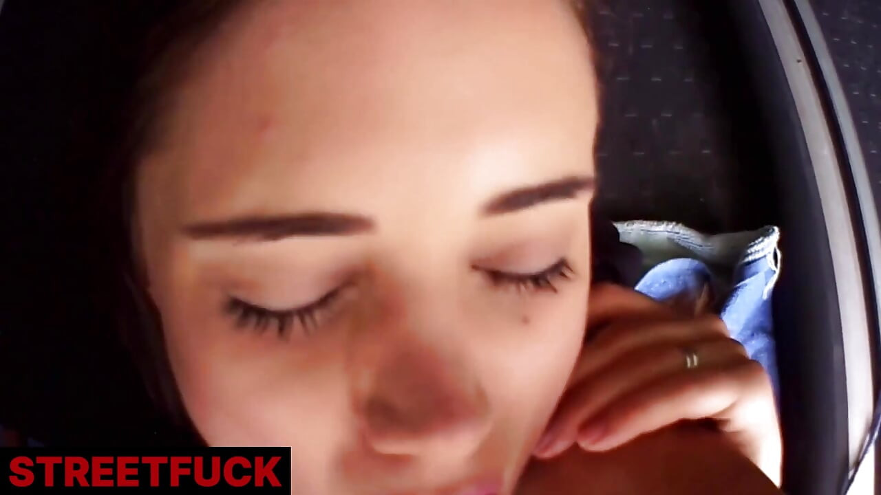 Sokakta sokakta sikilen küçük hatun