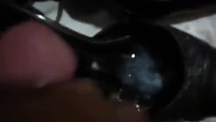 Cum içinde siyah topuklu