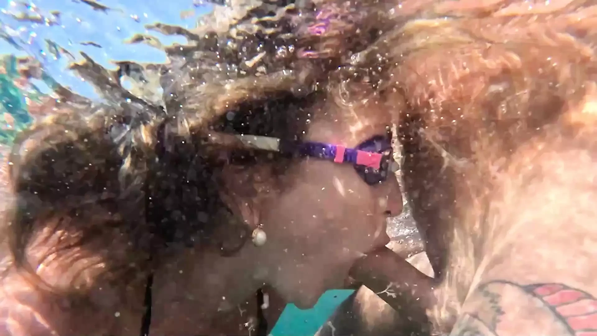 Joder lluvia dorada mear culo facial en agua turbia