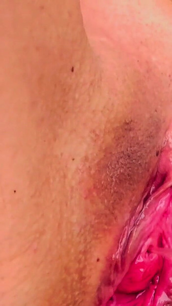 Lamiendo el coño meando de la esposa | Clip 1